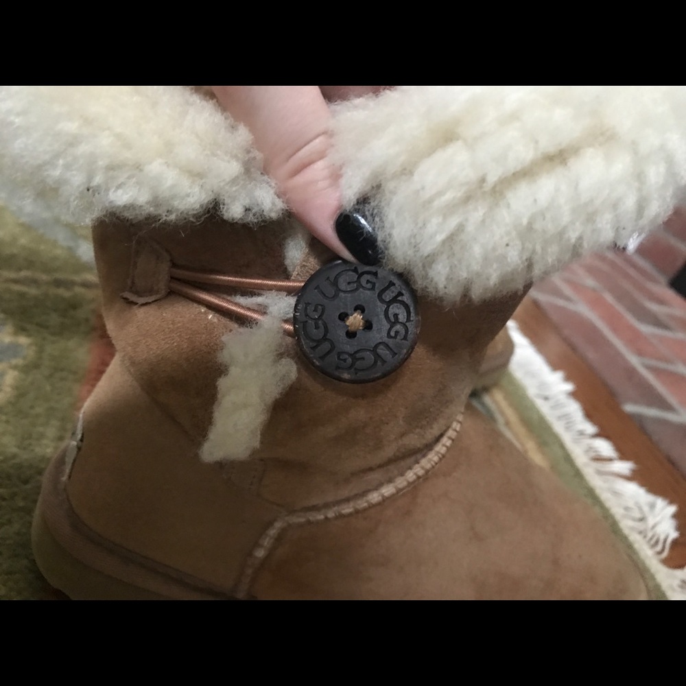 Chestnut short Uggs with button - Picture 5 of 6
